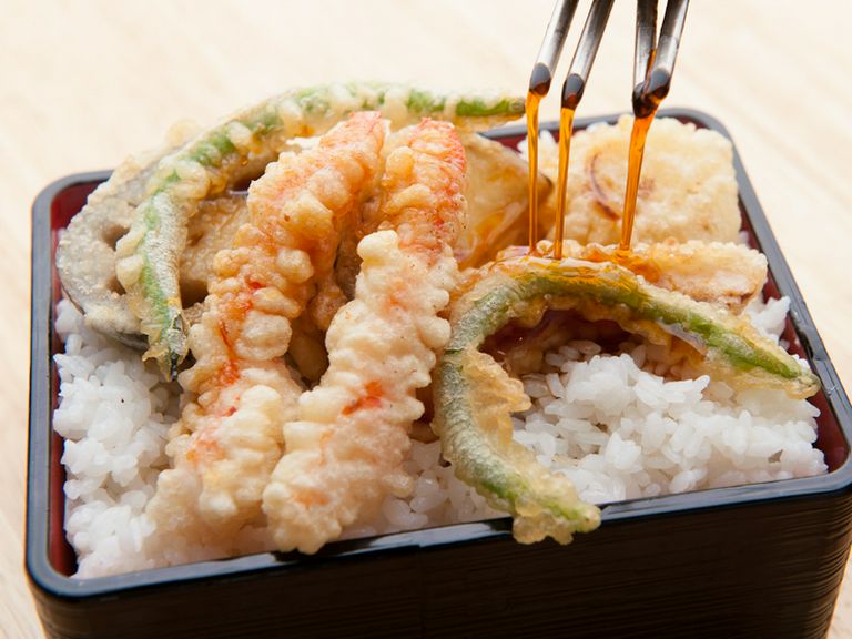 毎朝仕入れてくる旬のネタが常時100種類揃う天ぷら専門店