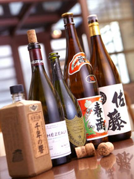 豊富な酒類は、リーズナブルな銘柄からビンテージな一本まで