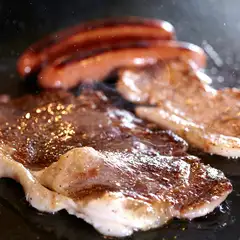 鉄板で絶妙に焼き上げる、あぐ～豚肉料理の数々！