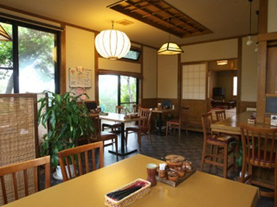 広々とした落ち着きある店内