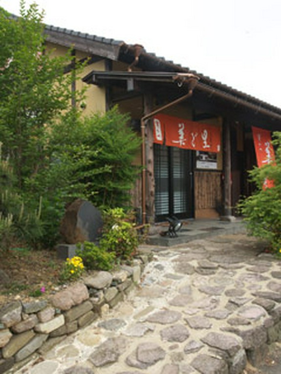 大村レインボー道路沿い、オレンジの暖簾が目印です。