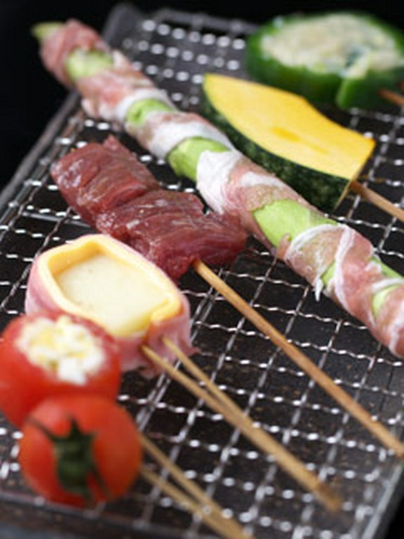 季節の素材や細工の技の串揚げは、常時30種類ご用意。