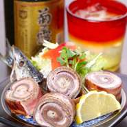 最大25名様がお寛ぎ頂ける大広間や8名様前後の円卓席が御座います。特飲み放題（2時間）コースは4,000円よりご案内出来ます。料理を囲んで賑やかなご宴会をどうぞ。