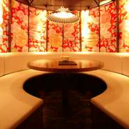 周りを気にせずお過ごし頂ける個室席をご用意しております。4名様から6名様専用のお席や、最大30名様がお寛ぎ頂ける大広間まで各種ご用意しております。