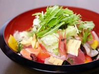 お料理内容
・本日の一押しサラダ
・お造り盛り合わせ
・ガーリックpizza
・スパイシーグリルチキン
・お任せ炭火焼き
・トマトパスタ
　2時間飲み放題付き　3650円
　3時間　4200円
　コース料理相談可能です。