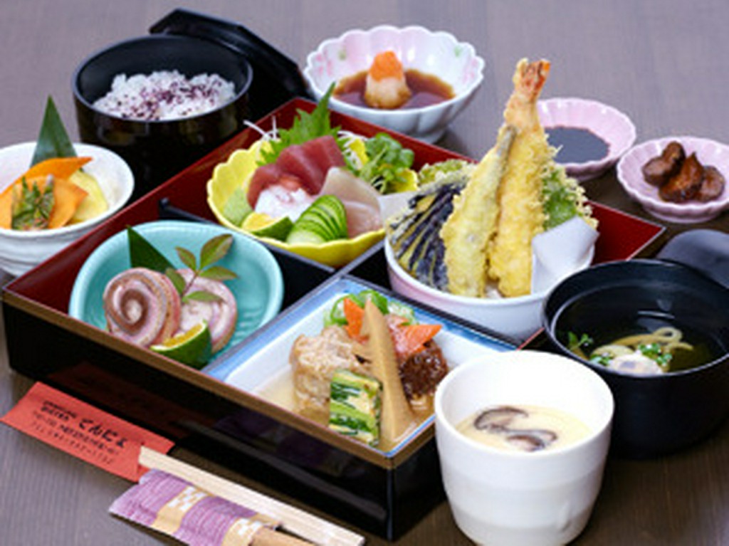 季節の食材を使った彩り豊かな松花堂御膳