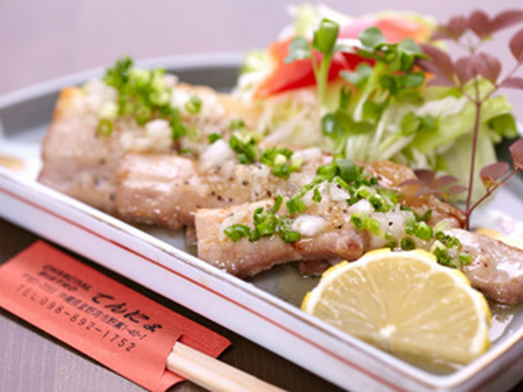 炭火焼きの豚バラにあっさり味のネギ塩ダレをかけた人気メニュー