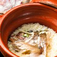 当店の名物『鯛めし』は、お米マイスターがその時期の美味しい銘柄を選別・吟味しており、昆布・水・塩・天然真鯛にこだわり、素材本来の味をシンプルに愉しんでいただいております。
