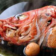 紀州有田・特産の甘めの醤油を使用。漁師百年の味、水と醤油だけの煮魚をご堪能ください。