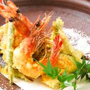 大ぶりしらさ海老やイカゲソや旬魚、旬野菜など6種類くらいを盛り合わせております。