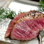 紀州特産　熊野牛を使用し、炭火で炙りたてをミネラルたっぷりの塩や、山形特産のあけがらし、自家製ポン酢、ジェノベーゼソースなどで多彩にお楽しいただけます。