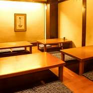 温かな光と木の温もり感じる落ち着いた店内は上質な堀炬燵席を完備。ビジネスシーンはもちろん、プライベートにもご利用ください。お勤め先でのご宴会やお誕生日のお祝いなど、様々なシーンでご利用くださいませ。