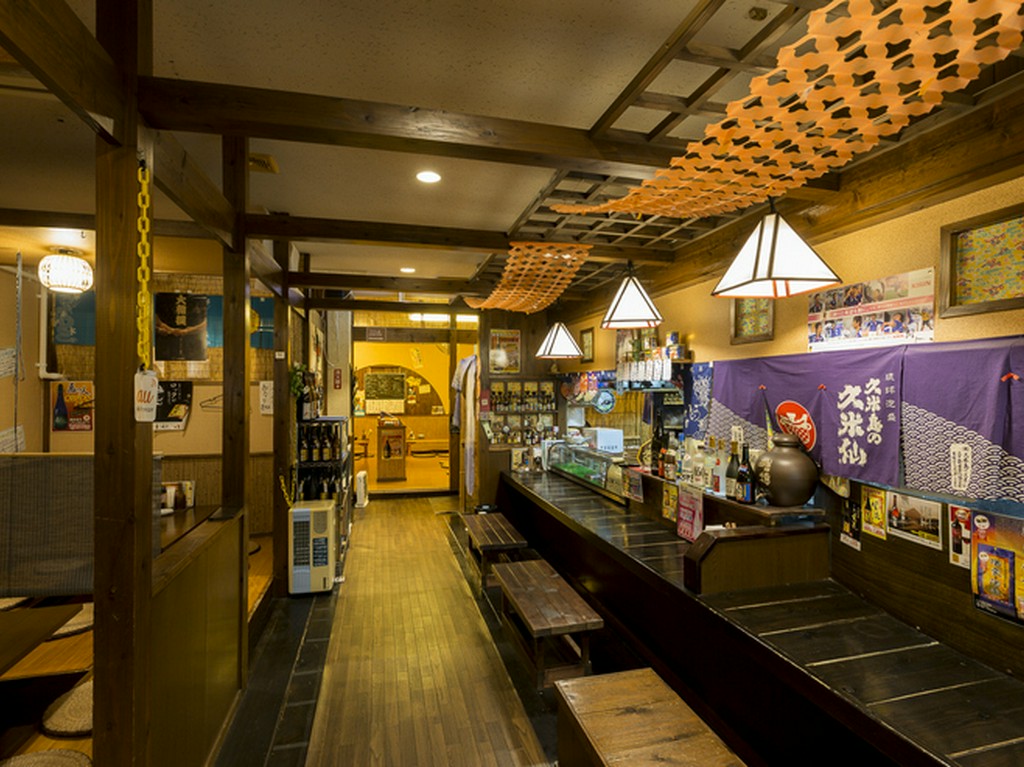 広々とした店内で、接待やモアイを楽しめます