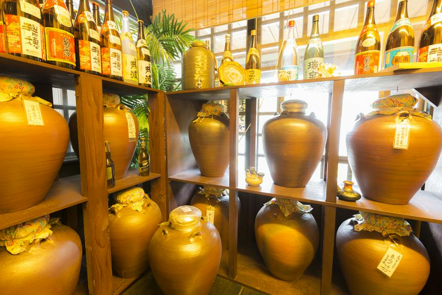 お店でじっくり寝かせて熟成させている、甕仕込みの「泡盛」