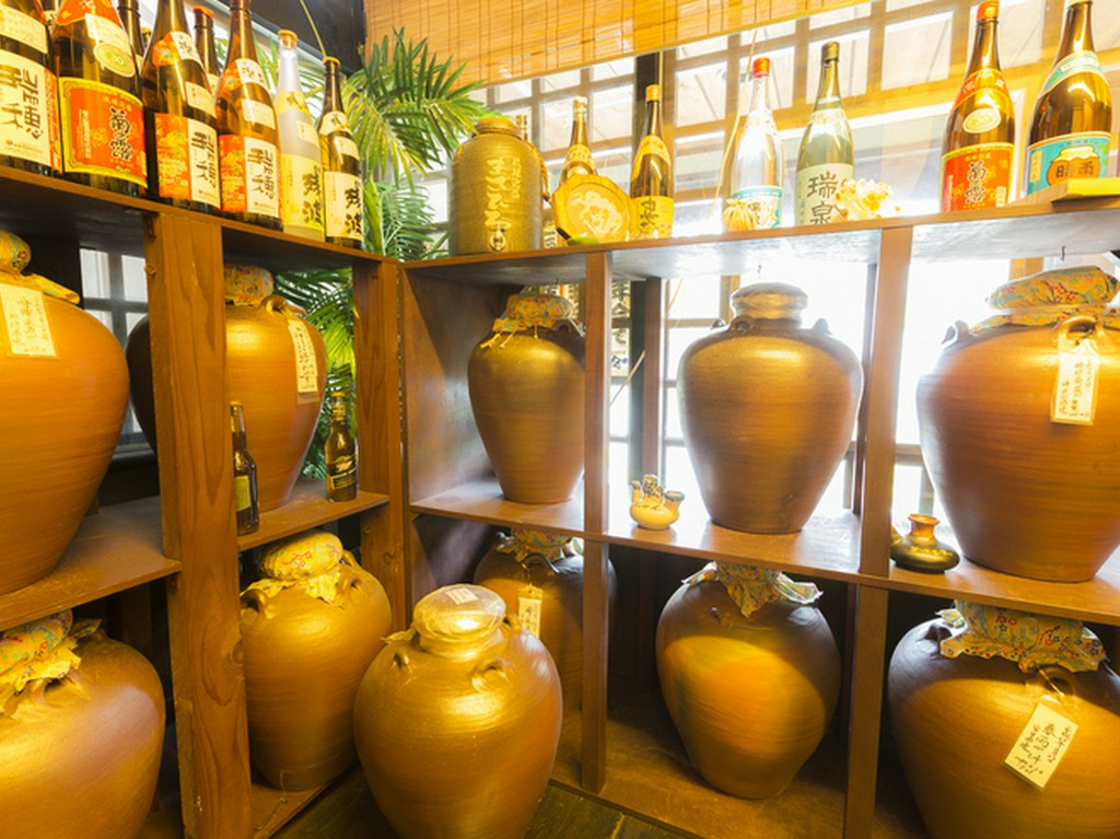 お店でじっくり寝かせて熟成させている、甕仕込みの「泡盛」