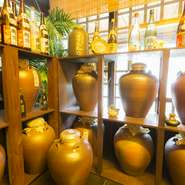 首里は泡盛の酒造所が多いことでも知られています。そこから仕入れたお酒を甕ごと寝かせること、一番長いものだと5～6年になります。記念日こそ開けたい秘蔵の古酒は、深みとまろやかさが出て、極上の味わいです。