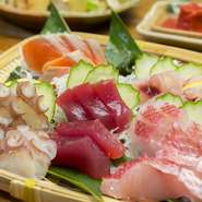 北谷の漁港から直接仕入れている魚介類は、沖縄ならではの種類も多く、朝あがったばかりの新鮮な食材を提供しています。季節の到来を感じる海の美味を、お刺身やバター焼きなどでぜひ味わってみてください。