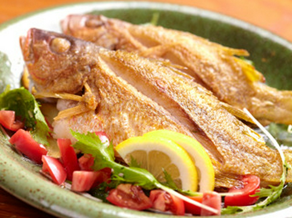 あがったばかりの魚を使う『沖縄近海魚のバター焼き』