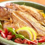 沖縄近海魚の持ち味を活かしたバター焼きは、ビタローやタマンなどを使い、ふんわり仕上がっています。