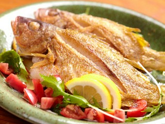 あがったばかりの魚を使う『沖縄近海魚のバター焼き』