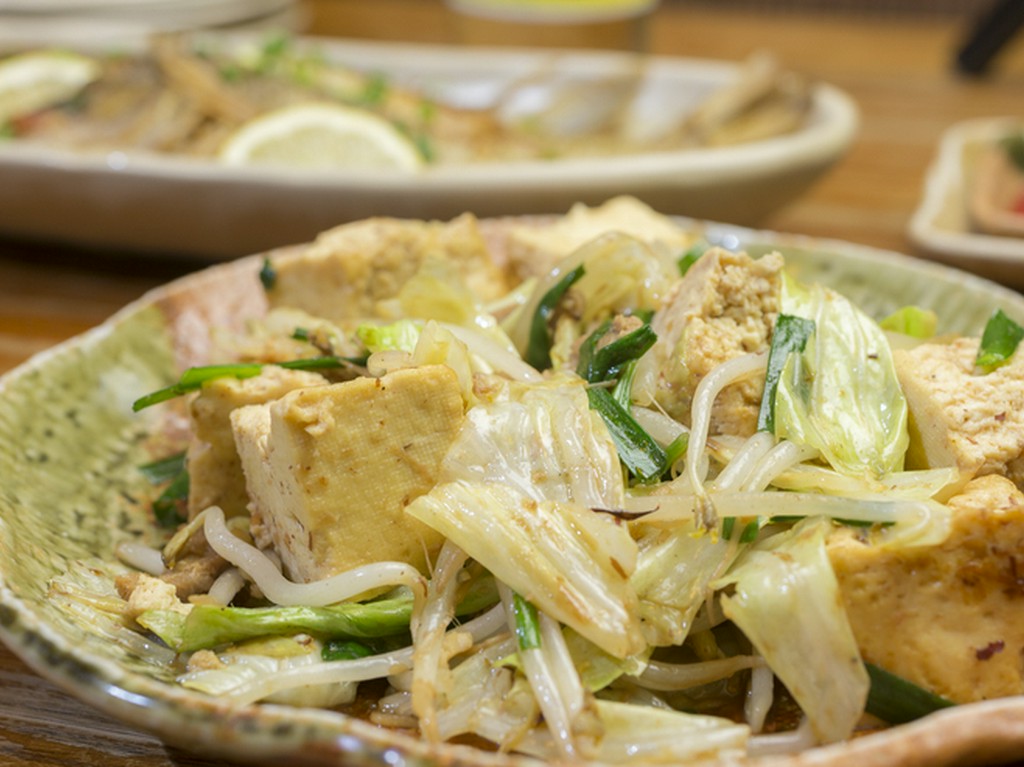 細かくひいたかつおぶしの香りが香ばしい『豆腐ちゃんぷるー』