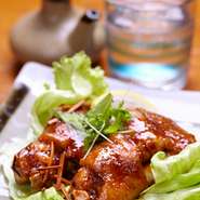 柔らかく煮たてびちをカラッ揚げ、食べやすいエスニック風味に。　中はモチモチコラーゲンたっぷり。