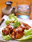 柔らかく煮たてびちをカラッ揚げ、食べやすいエスニック風味に。　中はモチモチコラーゲンたっぷり。
