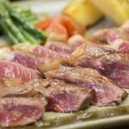 柔らかく、旨味ぎっしりのサーロインステーキです。和風のタレと、おろしたての生わさびが絶妙です。