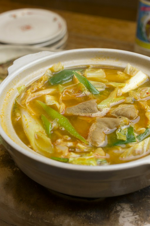 みそ味のスープと沖縄県産の豚もつにキャベツも入った『もつ煮』