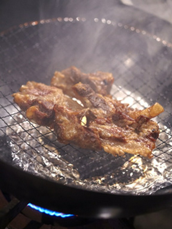 自慢のソーキクンは、自家製スモークで程よい香り♪