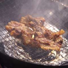 自慢のソーキクンは、自家製スモークで程よい香り♪