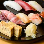 富山湾で獲れたお刺身のお造り、握り寿司を中心に、旬の食材でつくる創作和食をコースで堪能いただけます。5000円よりご予算ご要望も承ります。90分の飲み放題と合わせて季節感じるお料理を皆様でお楽しみください。