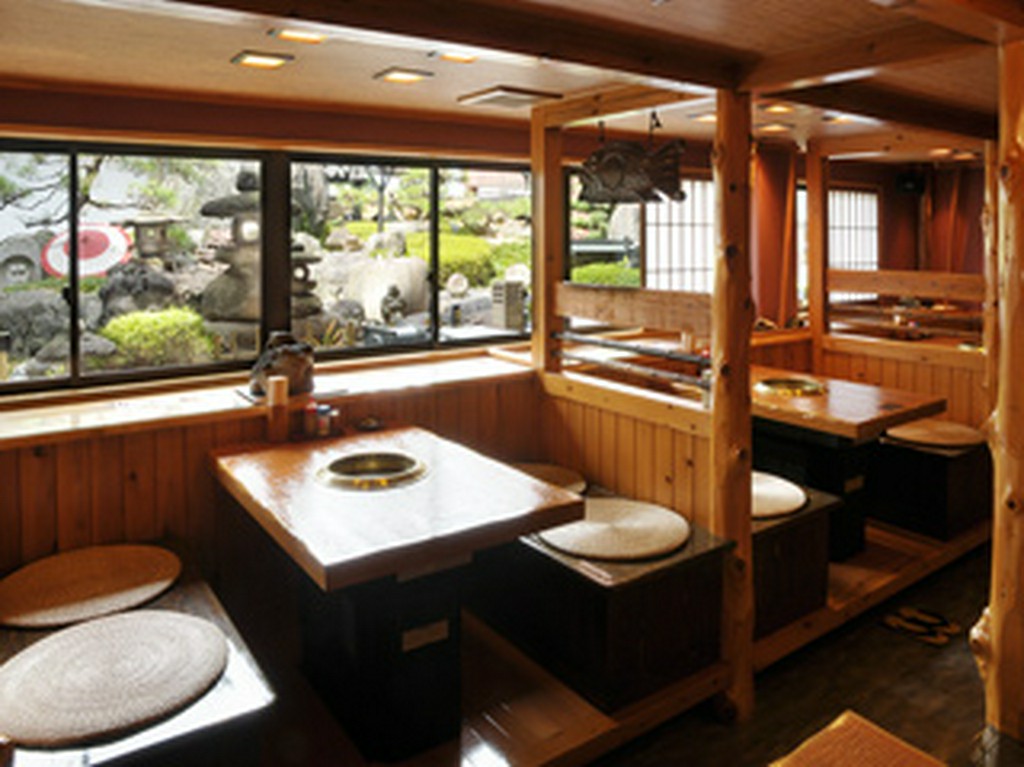 お庭を眺めながら焼肉が楽しめるお席もございます。