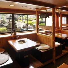 お庭を眺めながら焼肉が楽しめるお席もございます。