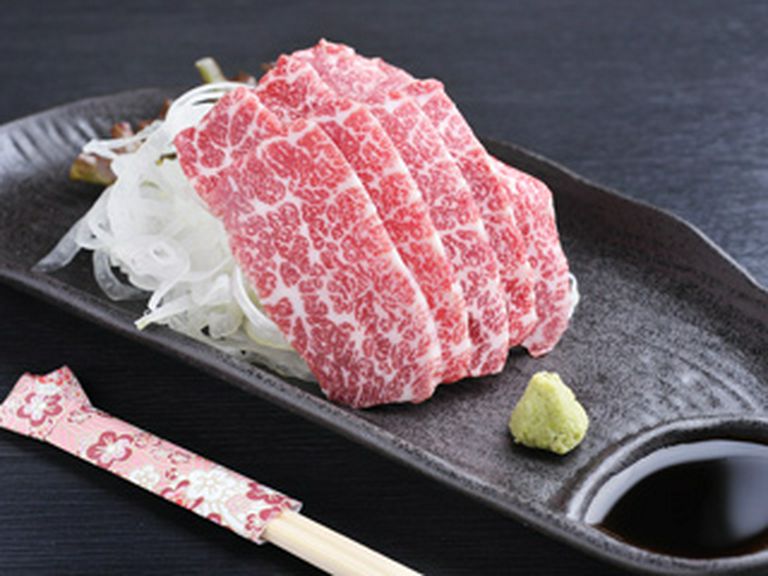 熊本より直送の「馬刺し」も是非一度ご賞味ください。