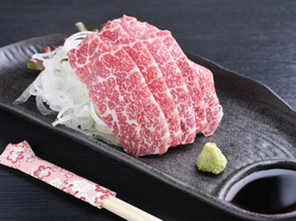 熊本より直送の「馬刺し」も是非一度ご賞味ください。