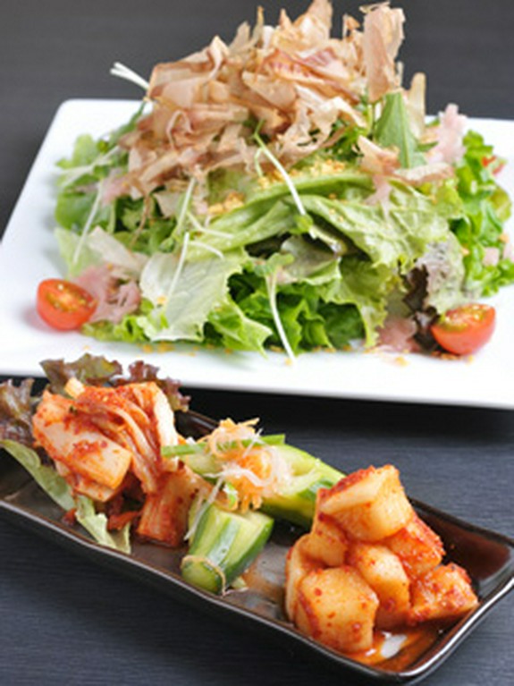 「キムチ盛り合わせ」　「特選きりしまサラダ」