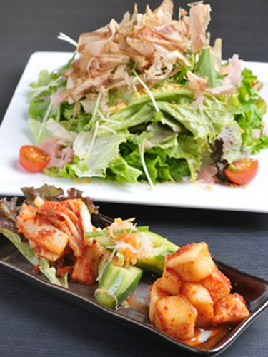 「キムチ盛り合わせ」　「特選きりしまサラダ」