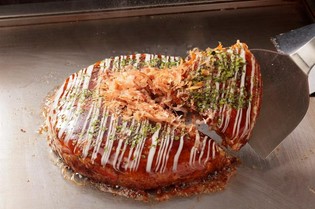 ふんわりとした食感がたまらないアツアツの『お好み焼』