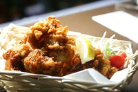 外はカリカリ
一口噛めば肉汁溢れる唐揚げ