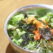 シャキッシャキの野菜に特製ドレッシング
キンキンに冷えた器でご提供