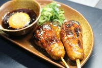 軟骨入りなので、コリコリした食感と
フワッフワッの食感のつくねは
秘伝のタレに浸かった卵黄をとき絡めてお召し上がり下さい。
