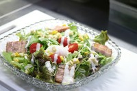 シャキシャキサラダに炭焼きの厚切りベーコンと温玉が乗ったサラダ。
粉チーズをふりかけ濃厚シーザードレッシングでどぅぞ🎵