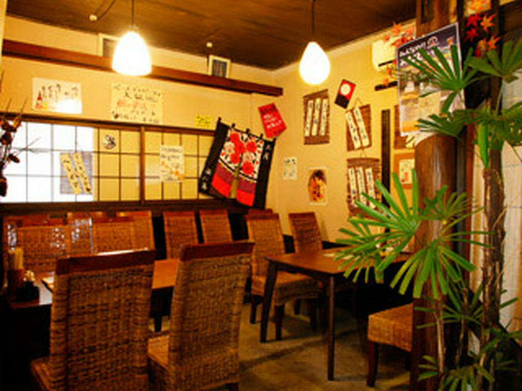 テーブル席の他にも、掘りごたつのお座敷やカップル席もあり。