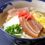 軟骨・ソーキ・三枚肉など具たっぷりで、あぐー出汁がさっぱりの「恩納そば」の代表メニュー！