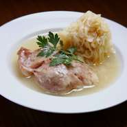 豚のすね肉を塩漬けにし、ボイルしたもの。口の中でホロホロと崩れる豚肉の繊維と食感は格別です。一口目よりも二口目、二口目よりも三口目に染み渡る、優しい旨味がやみつきになる逸品。