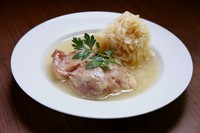 豚のすね肉を塩漬けにし、ボイルしたもの。口の中でホロホロと崩れる豚肉の繊維と食感は格別です。一口目よりも二口目、二口目よりも三口目に染み渡る、優しい旨味がやみつきになる逸品。