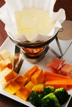 豚のすね肉を塩漬けにし、ボイルしたもの。口の中でホロホロと崩れる豚肉の繊維と食感は格別です。一口目よりも二口目、二口目よりも三口目に染み渡る、優しい旨味がやみつきになる逸品。※20分以上かかります。