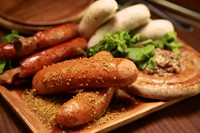 各種ドイツソーセージを、最適な火加減でご提供。ご希望により、お客様の気分や満腹具合、ご予算に合わせた盛り合わせを提供いたします。