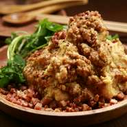 とろけるような口当たりのポテトサラダに、ドイツ産ベーコンを贅沢に使用。バルサミコベースのオリジナルソースによるフルーティーで酸味のある深い味わいと、ベーコンの心地よい食感がやみつきに。